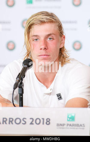 Paris, Frankreich. 31. Mai, 2018. Denis Shapovalov (CAN) Tennis: Denis Shapovalov von Kanada während der Pressekonferenz nach dem Herren Einzel Zweite Runde der French Open Tennis Turnier am Roland Garros in Paris, Frankreich. Quelle: LBA/Alamy leben Nachrichten Stockfoto