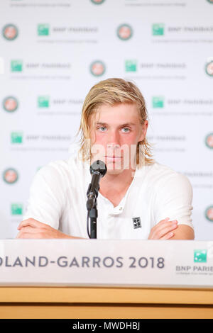 Paris, Frankreich. 31. Mai, 2018. Denis Shapovalov (CAN) Tennis: Denis Shapovalov von Kanada während der Pressekonferenz nach dem Herren Einzel Zweite Runde der French Open Tennis Turnier am Roland Garros in Paris, Frankreich. Quelle: LBA/Alamy leben Nachrichten Stockfoto