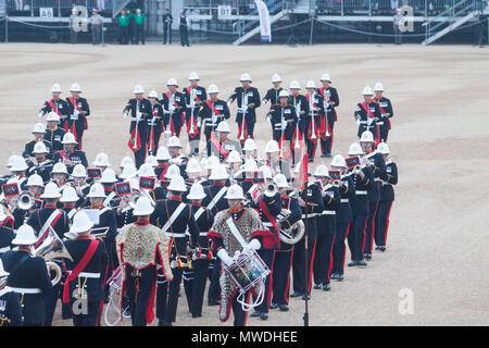 London, Großbritannien. 31. Mai 2018. Horse Guards. Die angesammelten Bands von Her Majesty's Royal Marines durchführen, schlagen Retreat Zeremonie von SEINER KÖNIGLICHEN HOHEIT, William der Herzog von Cambridge in einem Abend Extravaganz von Pomp und musikalische Zeremonie Credit besucht: Amer ghazzal/Alamy leben Nachrichten Stockfoto