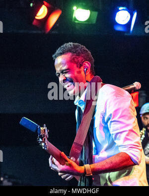 New York, USA, 31. Mai 2018. Brasilianische Musiker Jair Oliveira singt und spielt Gitarre bei seinem Konzert in New York City. Oliveira's Leistung war Teil der LatiNew Musik, eine neue Konzerte und Veranstaltungsreihen zur Überbrückung der Kluft zwischen den brasilianischen und lateinamerikanischen Musik gewidmet. Foto von Enrique Ufer Stockfoto