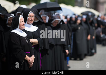 Krakau, Polen. 31. Mai, 2018. Nonnen sind während der Fronleichnamsprozession in Krakau gesehen. Corpus Christi erfolgt 60 Tage nach Ostern, und jedes Jahr die Prozession beginnt bei Wael Schloss und endet am Hauptplatz. Credit: Omar Marques/SOPA Images/ZUMA Draht/Alamy leben Nachrichten Stockfoto