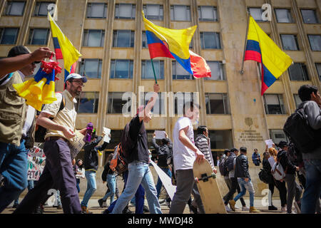 Bogota, Kolumbien. 31. Mai, 2018. Eine Gruppe von Protestanten Märsche auf der Seventh Avenue, die Fahnen von Kolumbien. Nach den Präsidentschaftswahlen in Kolumbien am 27. Mai einige Änderungen in den Formaten der Stimmenauszählung gefunden worden. Die Gesamtzahl der Stimmen geändert wurden mehr Stimmen zu, bestimmte Kandidaten zu geben. Am 31. Mai, eine im März wurde organisiert, um zu fordern, dass das nationale Register der Kolumbien Handeln in dieser Hinsicht. Credit: SOPA Images Limited/Alamy leben Nachrichten Stockfoto