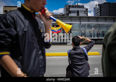 Bogota, Kolumbien. 31. Mai, 2018. Ein Bürger mit einem kolumbianischen Flagge ermuntert Protestanten aus einem der Transmilenio Stationen in Bogota. Nach den Präsidentschaftswahlen in Kolumbien am 27. Mai einige Änderungen in den Formaten der Stimmenauszählung gefunden worden. Die Gesamtzahl der Stimmen geändert wurden mehr Stimmen zu, bestimmte Kandidaten zu geben. Am 31. Mai, eine im März wurde organisiert, um zu fordern, dass das nationale Register der Kolumbien Handeln in dieser Hinsicht. Credit: SOPA Images Limited/Alamy leben Nachrichten Stockfoto