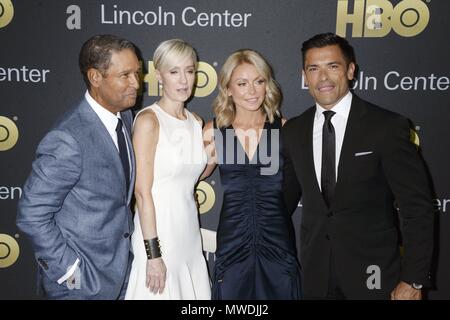 New York City. 29 Mai, 2018. Bryant Gumbel, Hilary Quinlan, Kelly Ripa und Mark Consuelos Teilnahme an der Lincoln Center American Songbook Gala 2018 in der Alice Tully Hall im Lincoln Center am 29. Mai 2018 in New York City. | Verwendung weltweit Quelle: dpa/Alamy leben Nachrichten Stockfoto