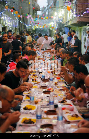 Kairo, Ägypten. 31. Mai, 2018. Die Menschen genießen den iftar Essen während des heiligen Monats Ramadan in Kairo, Ägypten, 31. Mai 2018. Über 1.000 Nachbarn in Kairo Matariya Bezirk versammelt, um eine Ramadan iftar zusammen zu haben. Credit: Ahmed Gomaa/Xinhua/Alamy leben Nachrichten Stockfoto