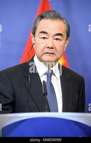 Brüssel, Belgien. 01 Juni, 2018. Chinas Außenminister Wang Yi hält eine Pressekonferenz am Sitz der Europäischen Kommission in Brüssel, Belgien, am 01.06.2018 von Wiktor Dabkowski | Verwendung der weltweiten Kredit: dpa/Alamy leben Nachrichten Stockfoto