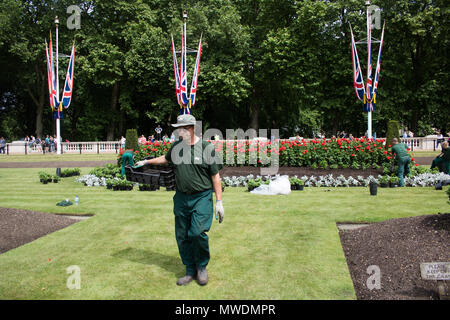 London, Großbritannien. 1. Juni 2018. Gärtner pflanzen rote Blumen in den Blumenbeeten gegenüber der Buckingham Palace in der Vorbereitung für die Farbe Zeremonie die Königinnen Geburtstag am 9. Juni Credit zu feiern: Amer ghazzal/Alamy leben Nachrichten Stockfoto