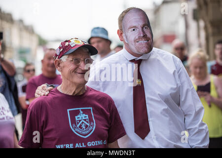 Burnley, Lancashire, UK. 1 Jun, 2018. Derek 'Rocky' Mühlen offiziell enthüllt die Royal Dyche Pub. Der Pub änderte ihren Namen von der Princess Royal nach einem Versprechen, dass wenn Burnley Football Club manager Sean Dyche das Team in Europa führt es zu seinen Ehren umbenannt werden würde. Credit: Howard Harrison/Alamy leben Nachrichten Stockfoto