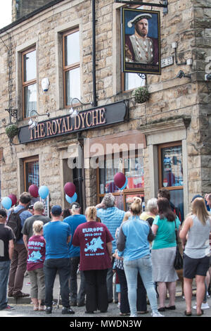 Burnley, Lancashire, UK. 1 Jun, 2018. Derek 'Rocky' Mühlen offiziell enthüllt die Royal Dyche Pub. Der Pub änderte ihren Namen von der Princess Royal nach einem Versprechen, dass wenn Burnley Football Club manager Sean Dyche das Team in Europa führt es zu seinen Ehren umbenannt werden würde. Credit: Howard Harrison/Alamy leben Nachrichten Stockfoto