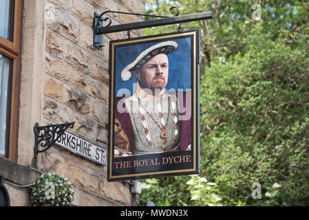 Burnley, Lancashire, UK. 1 Jun, 2018. Derek 'Rocky' Mühlen offiziell enthüllt die Royal Dyche Pub. Der Pub änderte ihren Namen von der Princess Royal nach einem Versprechen, dass wenn Burnley Football Club manager Sean Dyche das Team in Europa führt es zu seinen Ehren umbenannt werden würde. Credit: Howard Harrison/Alamy leben Nachrichten Stockfoto