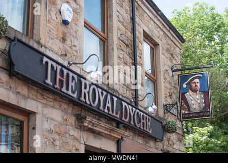 Burnley, Lancashire, UK. 1 Jun, 2018. Derek 'Rocky' Mühlen offiziell enthüllt die Royal Dyche Pub. Der Pub änderte ihren Namen von der Princess Royal nach einem Versprechen, dass wenn Burnley Football Club manager Sean Dyche das Team in Europa führt es zu seinen Ehren umbenannt werden würde. Credit: Howard Harrison/Alamy leben Nachrichten Stockfoto