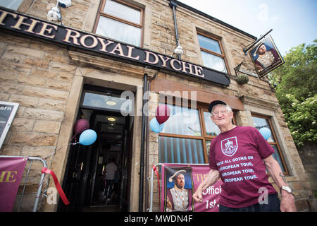 Burnley, Lancashire, UK. 1 Jun, 2018. Derek 'Rocky' Mühlen offiziell enthüllt die Royal Dyche Pub. Der Pub änderte ihren Namen von der Princess Royal nach einem Versprechen, dass wenn Burnley Football Club manager Sean Dyche das Team in Europa führt es zu seinen Ehren umbenannt werden würde. Credit: Howard Harrison/Alamy leben Nachrichten Stockfoto