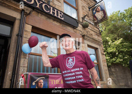 Burnley, Lancashire, UK. 1 Jun, 2018. Derek 'Rocky' Mühlen offiziell enthüllt die Royal Dyche Pub. Der Pub änderte ihren Namen von der Princess Royal nach einem Versprechen, dass wenn Burnley Football Club manager Sean Dyche das Team in Europa führt es zu seinen Ehren umbenannt werden würde. Credit: Howard Harrison/Alamy leben Nachrichten Stockfoto