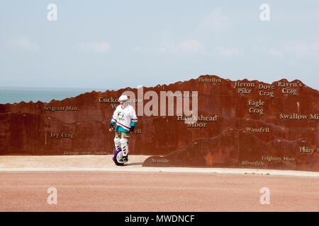 Morecambe lake district Skulptur, Lancashire. 1 Jun, 2018. UK Wetter: Sonniger Tag im Nordwesten. Credit: MediaWorldImages/Alamy leben Nachrichten Stockfoto