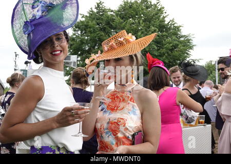 Epsom Downs, Surrey, UK, 1. Juni, 2018 Alle verkleidet und "investec Damen Tag fasziniert' auf der Surrey Downs. Credit: Motofoto/Alamy leben Nachrichten Stockfoto