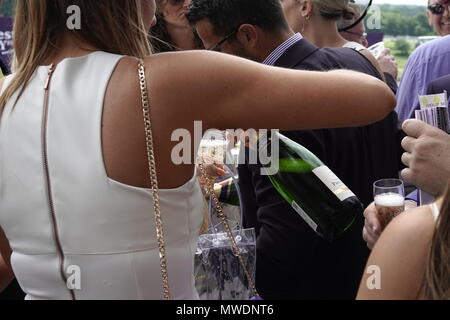 Epsom Downs, Surrey, UK, 1. Juni, 2018 Champagner? Bei Investec Ladies Day auf der Surrey Downs. Credit: Motofoto/Alamy leben Nachrichten Stockfoto