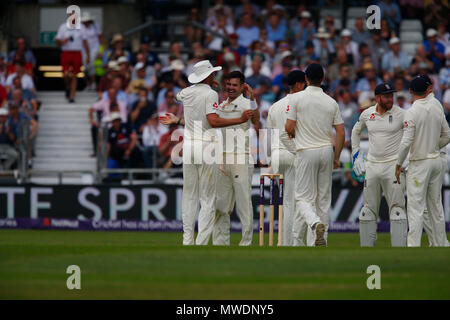 Emerald Leeds, UK. 1. Juni 2018. Internationalen Test Match Serie Cricket, Tag 1, England und Pakistan; James Anderson von England feiert mit seinen Teamkollegen nach Faheem Ashraf von Pakistan lbw für das sechste Pakistan wicket Credit: Aktion plus Sport/Alamy leben Nachrichten Stockfoto