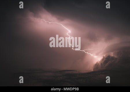 Hannover, Deutschland. 01 Juni, 2018. 01 Juni 2018, Deutschland, Hannover: ein Blitz Streifen am Himmel. Credit: Ole Spata/dpa/Alamy leben Nachrichten Stockfoto