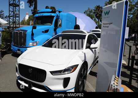 07. Mai 2018, US, Bergblick: ein Auto durch die Schwesterfirma von Google Waymo ist auf Anzeige an der Konferenz Google I/O. gemacht Das Auto ist eine umgebaute Jaguar I-Tempo. Foto: Andrej Sokolow/dpa Stockfoto