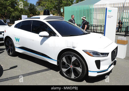 07. Mai 2018, US, Bergblick: ein Auto durch die Schwesterfirma von Google Waymo ist auf Anzeige an der Konferenz Google I/O. gemacht Das Auto ist eine umgebaute Jaguar I-Tempo. Foto: Andrej Sokolow/dpa Stockfoto