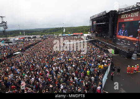 01 Juni 2018, Deutschland, Nürburg: Festivalbesucher versammelt sich vor der Bühne des wichtigsten Musikfestival "Rock am Ring", das über 80 Bands auf 3 verschiedene Stufen. Foto: Thomas Frey/dpa Stockfoto