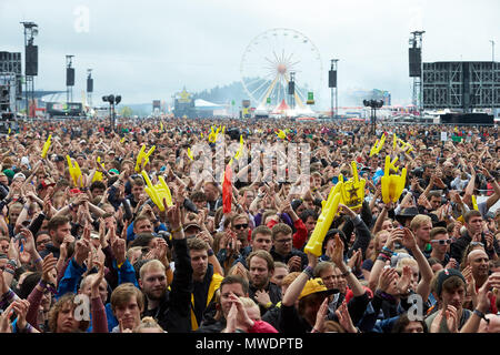 01 Juni 2018, Deutschland, Nürburg: Festivalbesucher versammelt sich vor der Bühne des wichtigsten Musikfestival "Rock am Ring", das über 80 Bands auf 3 verschiedene Stufen. Foto: Thomas Frey/dpa Stockfoto