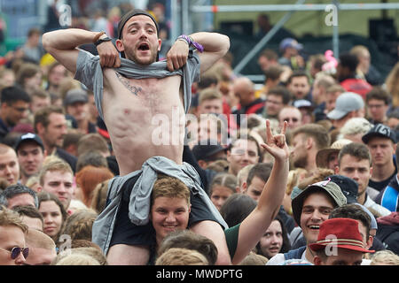 01 Juni 2018, Deutschland, Nürburg: Festivalbesucher versammelt sich vor der Bühne des wichtigsten Musikfestival "Rock am Ring", das über 80 Bands auf 3 verschiedene Stufen. Foto: Thomas Frey/dpa Stockfoto