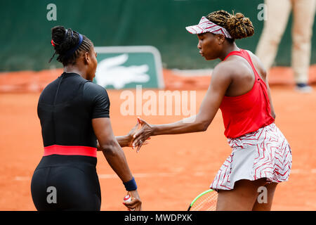 Paris, Frankreich. 1. Juni 2018. Serena Williams und Venus Williams (mit Kappe) der USA am Tag sechs der 2018 French Open in Roland Garros. Credit: Frank Molter/Alamy leben Nachrichten Stockfoto