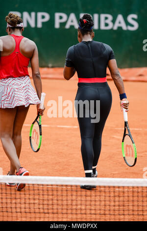 Paris, Frankreich. 1. Juni 2018. Serena Williams und Venus Williams (mit Kappe) der USA am Tag sechs der 2018 French Open in Roland Garros. Credit: Frank Molter/Alamy leben Nachrichten Stockfoto