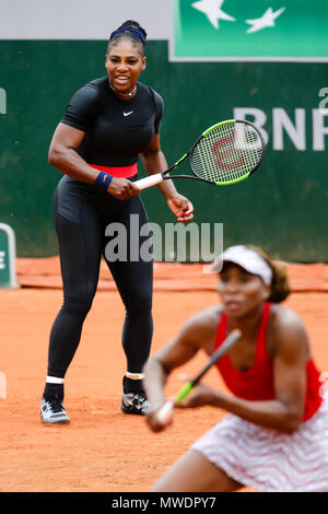 Paris, Frankreich. 1. Juni 2018. Serena Williams und Venus Williams (mit Kappe) der USA am Tag sechs der 2018 French Open in Roland Garros. Credit: Frank Molter/Alamy leben Nachrichten Stockfoto