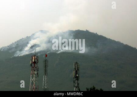 Islamabad. 1. Juni 2018. Rauch steigt aus dem Wald um den Margalla Hills in Islamabad, der Hauptstadt Pakistans am 1. Juni 2018. Die Feuerwehr nicht in der Lage waren, ein Feuer in den Margalla Hills am Mittwoch brach zu löschen, den lokalen Medien berichtet. Credit: Ahmad Kamal/Xinhua/Alamy leben Nachrichten Stockfoto