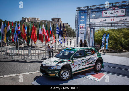 Athen. 1. Juni 2018. Paulo Nobre und sein Co-Pilot Gabriel Morales fahren ihre Skoda Fabia R5 an den Start der Rallye Akropolis 2018 am Fuße der Akropolis in Athen, Griechenland, 1. Juni 2018. Credit: Panagiotis Moschandreou/Xinhua/Alamy leben Nachrichten Stockfoto