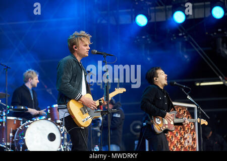 01 Juni 2018, Deutschland, Nürburg: Frontmann Clemens Rehbein und Gitarrist Antonio Felix Greger (l) Der folktronica Band milchig Chance auf der großen Bühne des Musikfestivals "Rock am Ring", das über 80 Bands auf 3 verschiedene Stufen. Foto: Thomas Frey/dpa Stockfoto