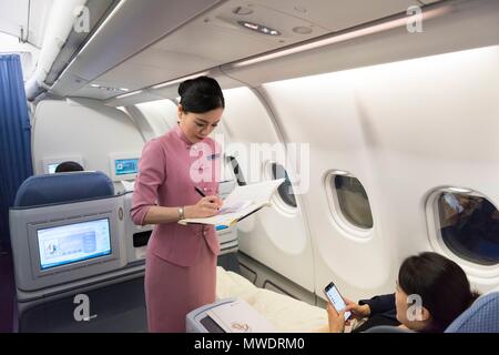 Cabin Crew im Neuen China Southern Airlines Flug von London nach Wuhan, die weg vom Flughafen Heathrow am 30. Mai um 22:10 Uhr und zum Flughafen Wuhan am 31. Mai um 15:35 Uhr dauerte. Wuhan, China. 31/05/2018 | Verwendung weltweit Stockfoto