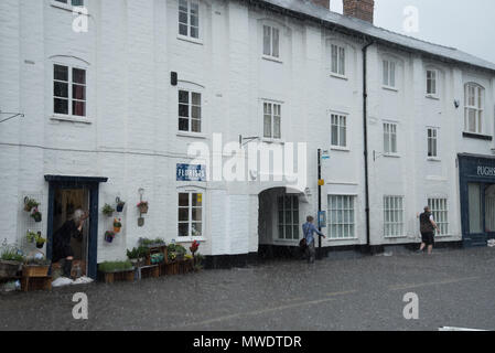 Shrewsbury, Shropshire, Großbritannien. 1. Juni 2018. Fußgänger verhandeln mehrere Zoll Wasser in Coleham, in der Nähe von Shrewsbury Town Center und den Fluss Severn. Die Stadt wurde geschlagen von entsetzlichen Überschwemmungen an diesem Nachmittag. Innerhalb von Minuten, Geschäfte wurden überflutet, und die Straße wurde schließlich durch die Feuerwehr abgedichtet. Credit: Richard Franklin/Alamy leben Nachrichten Stockfoto