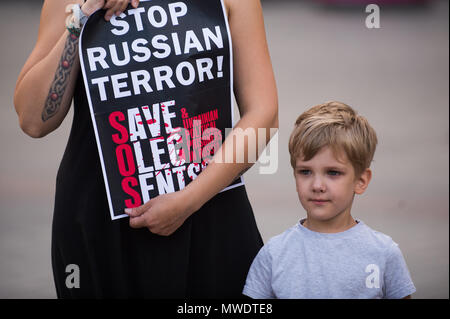 Krakau, Polen. 1. Juni 2018. Deutschstaemmigen Ukrainer an einem Protest die Freilassung der Ukrainischen Filmemacher und Schriftsteller, Oleg Sentsov am Hauptplatz in Krakau. Oleg Sentsov durch ein russisches Gericht am 25. August 2015 zu 20 Jahre für die Planung eines terroristischen Angriffs auf die Krim Halbinsel im Anhang durch Russland im April 2014 verurteilt wurde. Credit: Omar Marques/SOPA Images/ZUMA Draht/Alamy leben Nachrichten Stockfoto