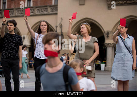 Krakau, Polen. 1. Juni 2018. Die ukrainer halten rote Karten während eines Protestes die Freilassung der Ukrainischen Filmemacher und Schriftsteller, Oleg Sentsov am Hauptplatz in Krakau. Oleg Sentsov durch ein russisches Gericht am 25. August 2015 zu 20 Jahre für die Planung eines terroristischen Angriffs auf die Krim Halbinsel im Anhang durch Russland im April 2014 verurteilt wurde. Credit: Omar Marques/SOPA Images/ZUMA Draht/Alamy leben Nachrichten Stockfoto