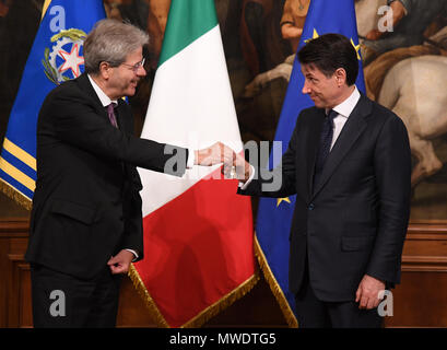 Rom, Italien. 1. Juni 2018. Giuseppe Conte (R) erhält eine Glocke aus dem ehemaligen italienischen Ministerpräsidenten Paolo Gentiloni in Rom, Italien, und am 1. Juni 2018. Die italienische Regierung von neu ernannten Premierminister Giuseppe Conte wurde offiziell im im Präsidentenpalast am Freitag vereidigte gebildet. Credit: Alberto Lingria/Xinhua/Alamy leben Nachrichten Stockfoto