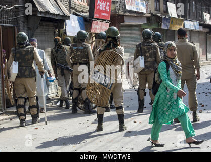 Srinagar, Jammu und Kaschmir, Indien. 1. Juni 2018. Kaschmir muslimische Mädchen Spaziergänge Vergangenheit als Indische Regierung Kraft steht Alert in Sinagar. Hunderte von Menschen Statt friedlicher Protest bald nach der gemeindlichen Gebete bei der Jamia Masjid (Große Moschee), in Srinagar. Schweren Zusammenstößen, wenn der Speedy zentrale Reserve paramilitärische Kräfte (Crpf) Fahrzeug angeblich zwei Jugendliche schlagen während Protest in Srinagar. Credit: Masrat Zahra/SOPA Images/ZUMA Draht/Alamy leben Nachrichten Stockfoto