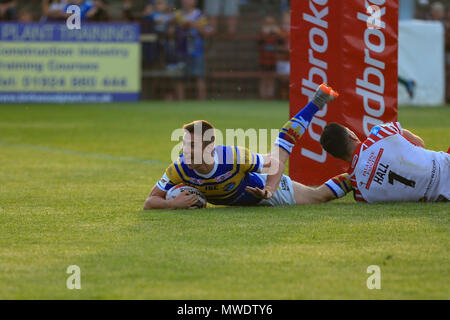 Leeds, Großbritannien. Freitag 1. Juni 2018, LD Ernährung Stadion, Leeds, England; Ladbrokes Challenge Cup des Gesamtwettbewerbs, Leeds Rhinos v Leigh Zenturios; Jack Walker von der Leeds Rhinos geht über für einen Versuch der Credit: Aktuelles Bilder/Alamy leben Nachrichten Stockfoto