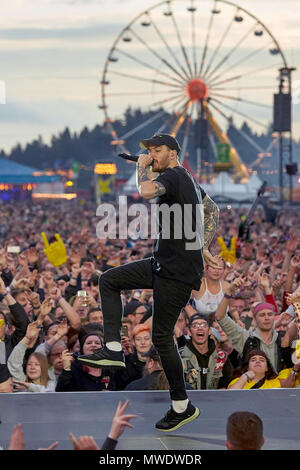 Nuerberg, Deutschland. 01 Juni 2018, Deutschland, Nürburg: Deutsche rapper Casper auf der Hauptbühne der Musikfestival "Rock am Ring", das über 80 Bands auf 3 verschiedene Stufen führt. Foto: Thomas Frey/dpa Quelle: dpa Picture alliance/Alamy leben Nachrichten Stockfoto