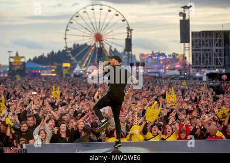 Nuerberg, Deutschland. 01 Juni 2018, Deutschland, Nürburg: Deutsche rapper Casper auf der Hauptbühne der Musikfestival "Rock am Ring", das über 80 Bands auf 3 verschiedene Stufen führt. Foto: Thomas Frey/dpa Quelle: dpa Picture alliance/Alamy leben Nachrichten Stockfoto