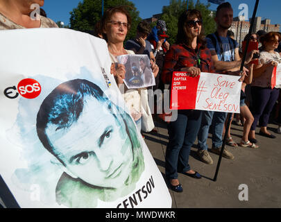 Kryvyi Rih, Ukraine. 1. Juni 2018. Poster mit Portrait von Krim Regisseur Oleg Sentsov und Menschen halten # Poster 'FreeOlegSentsov' und 'Rote Karte für den Kreml während der Aktion 'Frei' in Sentsov Kryvyi Rih (Ukraine) am 1. Juni 2018 Credit: Dmytro Aliokhin/Alamy leben Nachrichten Stockfoto