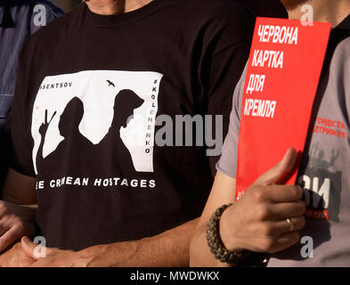 Kryvyi Rih, Ukraine. 1. Juni 2018. Mann im t-shirt mit Silhouetten der Krim politischen Gefangenen Oleh Sentsov und Olexandr Kolchenko mit Freund halten roten Papier mit Inschrift "Rote Karte für den Kreml während der Aktion 'Frei' in Sentsov Kryvyi Rih (Ukraine) am 1. Juni 2018 Credit: Dmytro Aliokhin/Alamy leben Nachrichten Stockfoto
