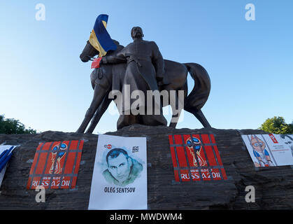 Kryvyi Rih, Ukraine. 1. Juni 2018. Plakat mit Foto von Gefangenen Krim Regisseur Oleg Sentsov und Logo der FIFA WM 2018 hinter Gittern auf dem Denkmal der Kosak Rih (storied Gründer von Kryvyi Rih Stadt) während der Aktion 'Frei' in Sentsov Kryvyi Rih (Ukraine) am 1. Juni 2018 Credit: Dmytro Aliokhin/Alamy leben Nachrichten Stockfoto