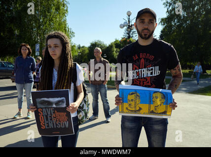 Kryvyi Rih, Ukraine. 1. Juni 2018. Mann und Frau halten Plakate mit der Forderung nach freien ukrainischen politischen Gefangenen Oleg Sentsov und Olexandr Kolchenko während der Aktion 'Frei' in Sentsov Kryvyi Rih (Ukraine) am 1. Juni 2018 Credit: Dmytro Aliokhin/Alamy leben Nachrichten Stockfoto