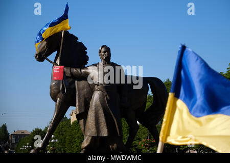 Kryvyi Rih, Ukraine. 1. Juni 2018. Ukrainische Fahnen gegen das Denkmal von kosak Rih (storied Gründer von Kryvyi Rih Stadt) während der Aktion 'Frei' in Sentsov Kryvyi Rih (Ukraine) am 1. Juni 2018 Credit: Dmytro Aliokhin/Alamy leben Nachrichten Stockfoto
