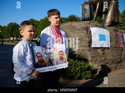 Kryvyi Rih, Ukraine. 1. Juni 2018. Kinder getragen vyshyvankas halten Poster mit Bildern von gefesselt ukrainische Soldaten während der Aktion 'Frei' in Sentsov Kryvyi Rih (Ukraine) am 1. Juni 2018 Credit: Dmytro Aliokhin/Alamy leben Nachrichten Stockfoto