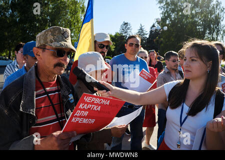 Kryvyi Rih, Ukraine. 1. Juni 2018. Mann lesen Name der Ukraine und der Krim politischen Gefangenen auf der Rückseite der 'Rote Karte zum Kreml" während der Aktion 'Frei' in Sentsov Kryvyi Rih (Ukraine) am 1. Juni 2018 Credit: Dmytro Aliokhin/Alamy leben Nachrichten Stockfoto