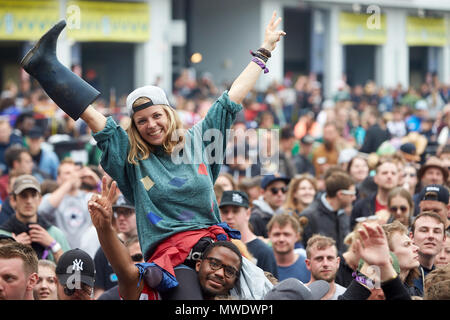 Nuerberg, Deutschland. 01 Juni 2018, Deutschland, Nürburg: Festivalbesucher versammelt sich vor der Bühne des wichtigsten Musikfestival "Rock am Ring", das über 80 Bands auf 3 verschiedene Stufen. Foto: Thomas Frey/dpa Quelle: dpa Picture alliance/Alamy leben Nachrichten Stockfoto